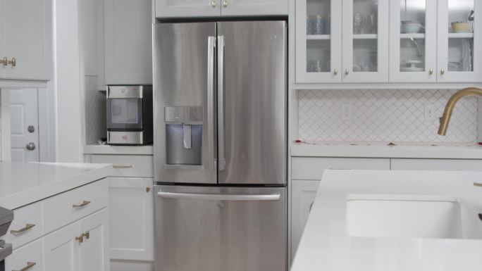 冰箱在干净的白色现代厨房里