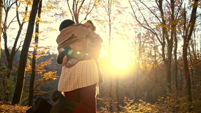 情侣在秋林中拥抱自然年轻女性爱情-情感