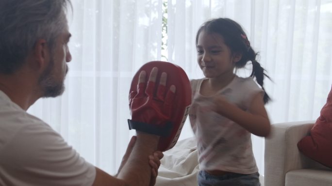 父亲训练女儿拳击。