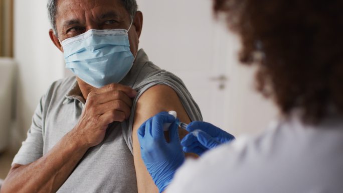老人接种疫苗打疫苗预防针新冠肺炎