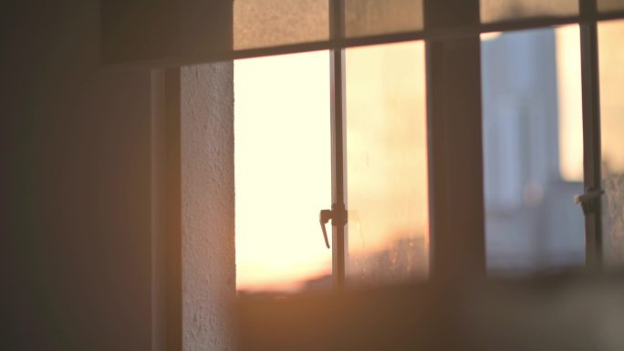 夕阳映在窗户上阳台窗台空镜空境孤独意境