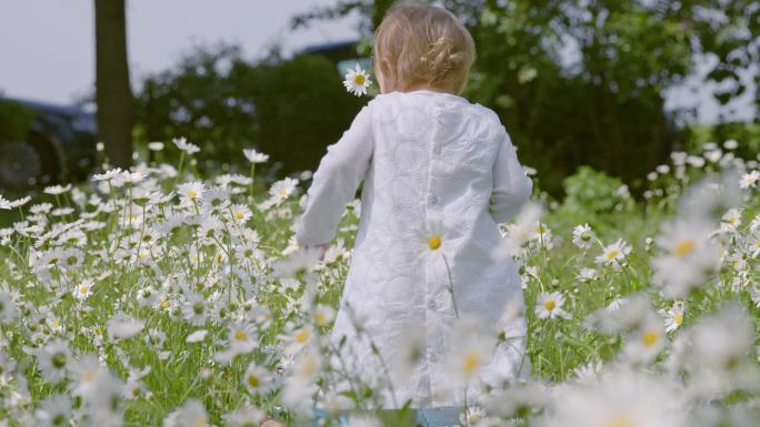小女孩在草地上迈出了第一步