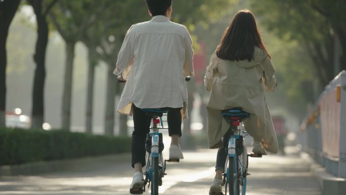 4K情侣在大街骑自行车