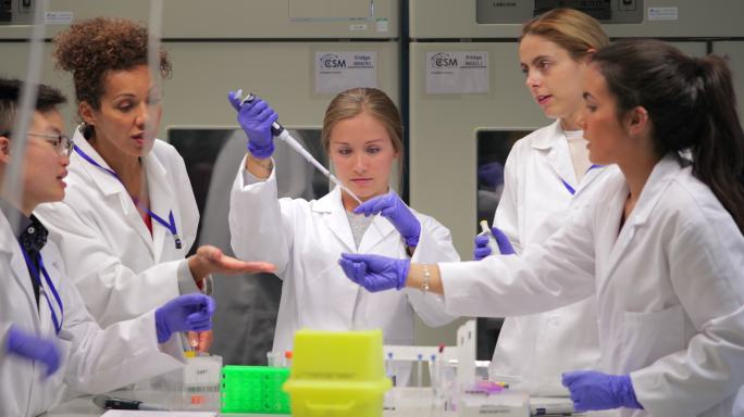 在实验室进行医学测试的女生物学家