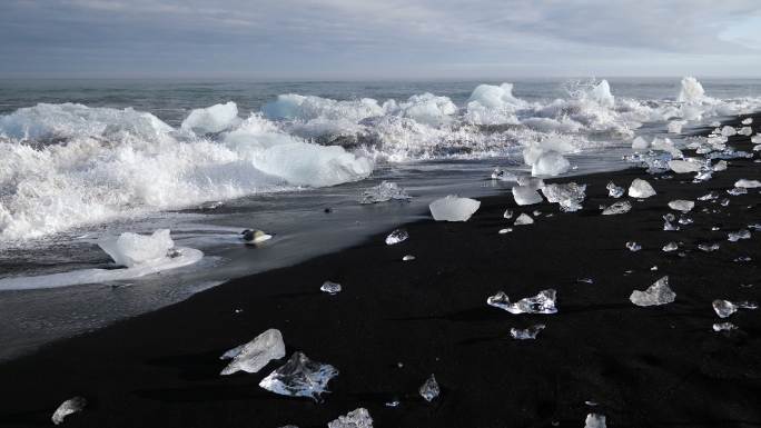 冰岛钻石海滩上的冰