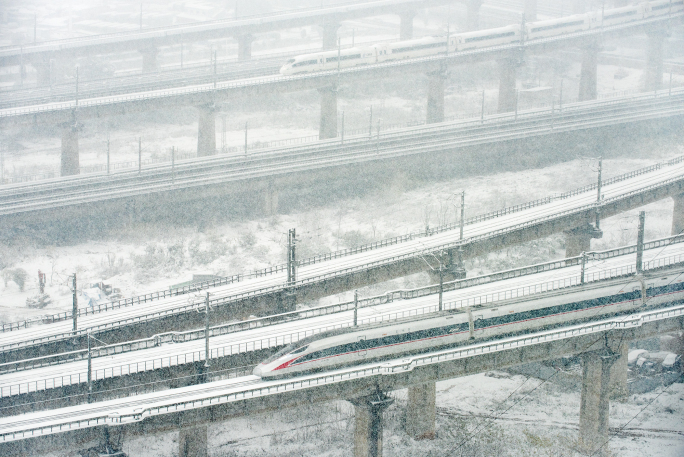 4K航拍长沙南高铁枢纽暴风雪中运行的动车