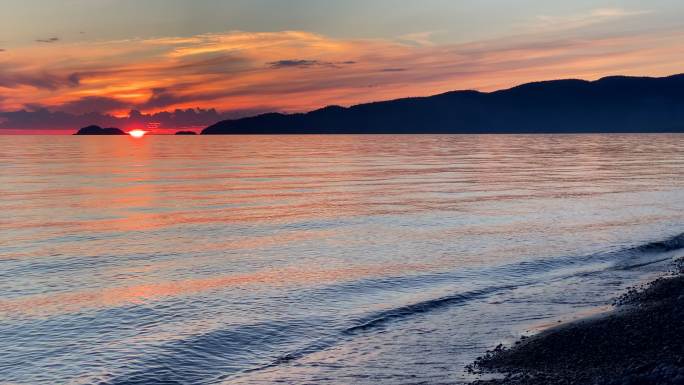 加拿大安大略省夏季日落时的苏必利尔湖省级公园