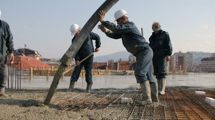 工人们在楼顶浇筑混凝土