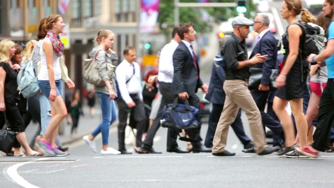 悉尼街头挤满了购物者、游客和上班族