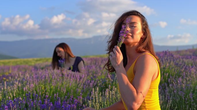 薰衣草地里美丽的年轻女子