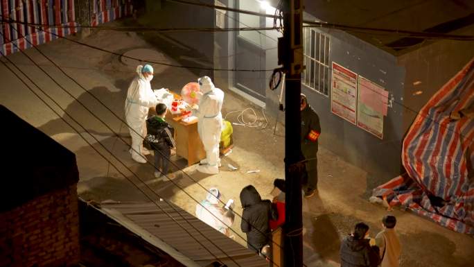 上海医护人员深夜给小区居民做核酸