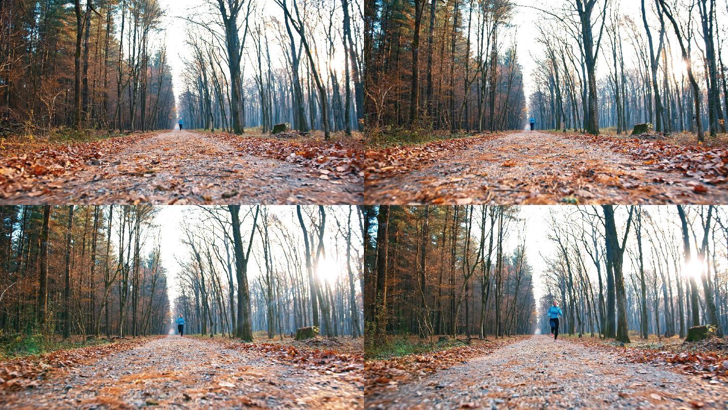 在森林中奔跑的女人