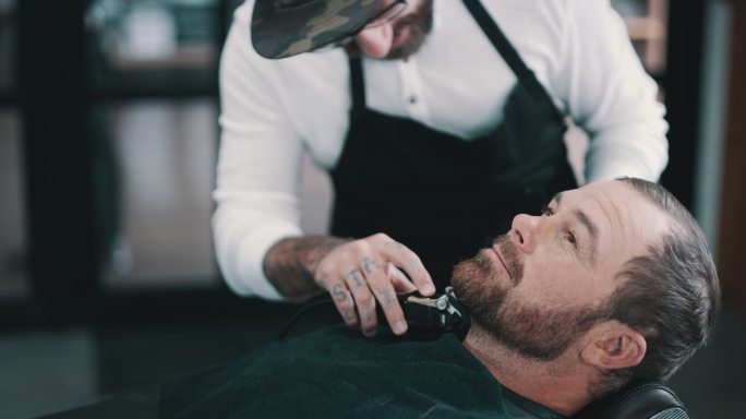 在修理胡须的男人男性造型师美容美发剪头发