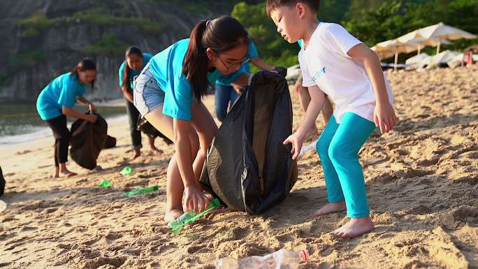 志愿者从沙滩上捡垃圾。