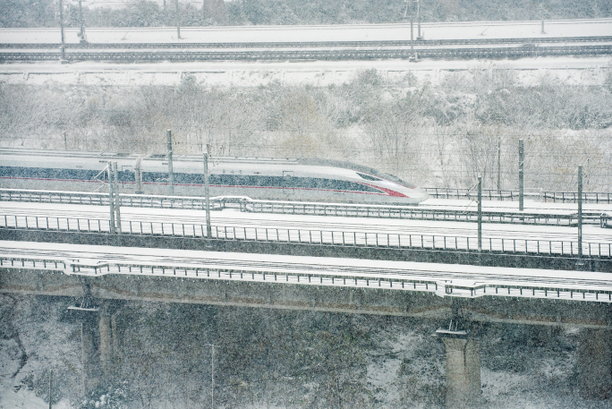 4K航拍长沙南高铁枢纽暴风雪中运行的动车