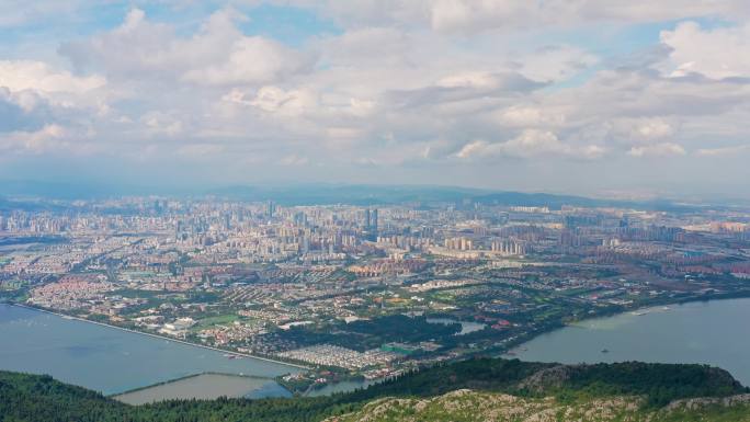 昆明西山小石林山顶俯瞰昆明城市风光