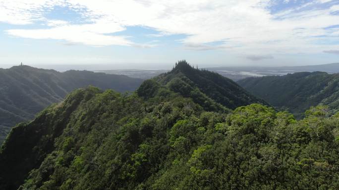 无人机俯瞰夏威夷的绿色山脉