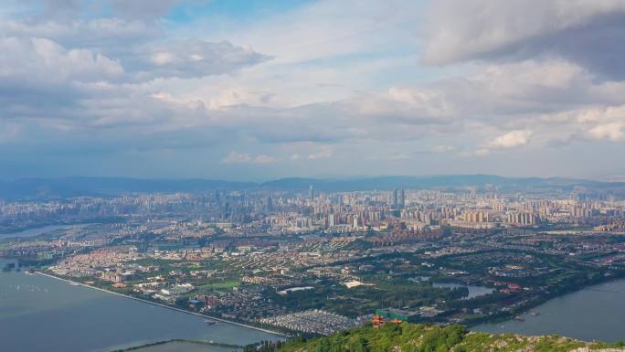 昆明西山小石林山顶俯瞰昆明城市风光