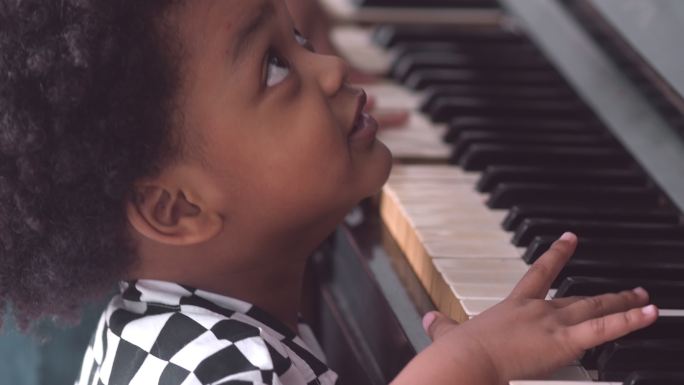 弹钢琴的小男孩练习童年男孩