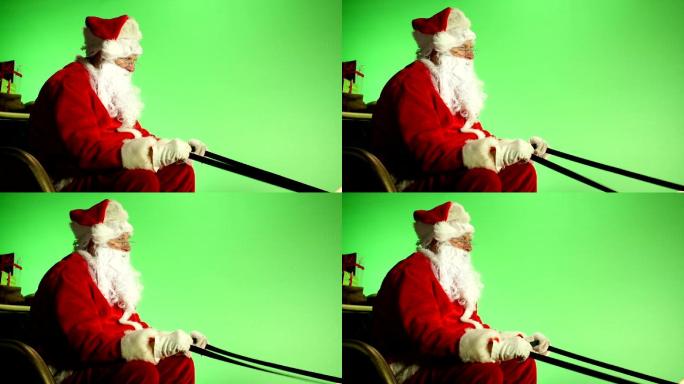 圣诞老人坐在雪橇上，旁边有绿色的屏风