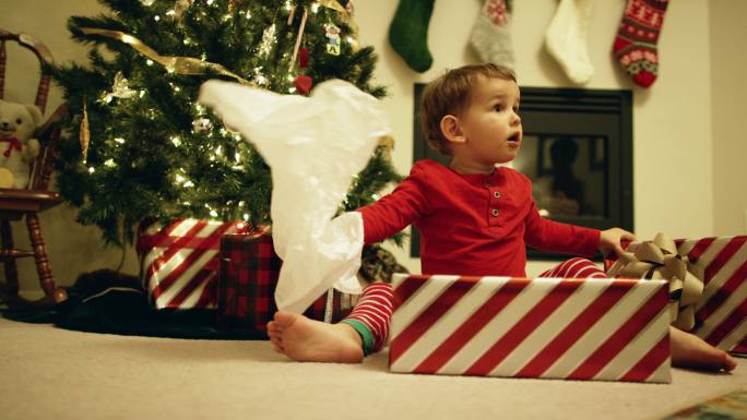 打开圣诞礼物的小男孩
