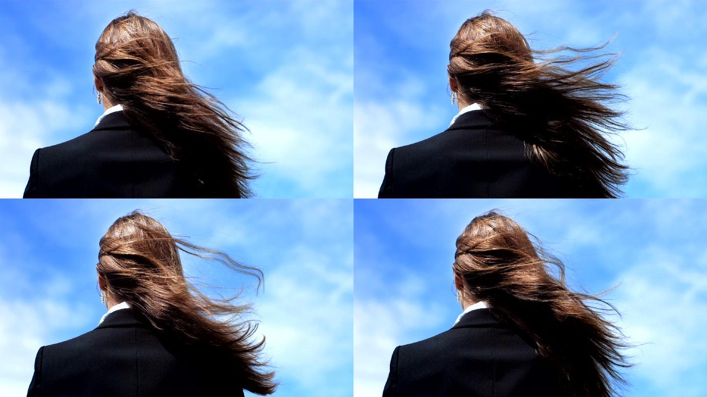 女人的头发在风中飘动