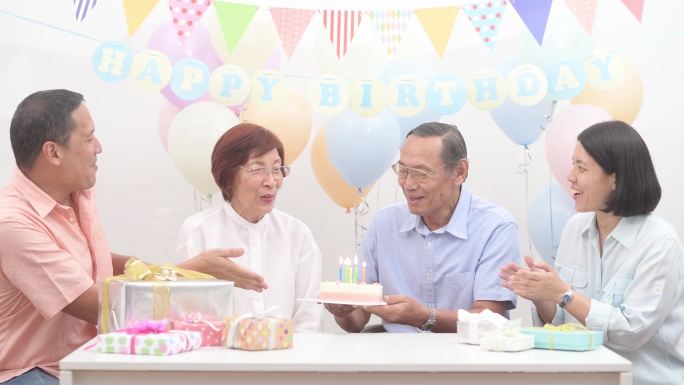 亚洲老年人与家人庆祝生日