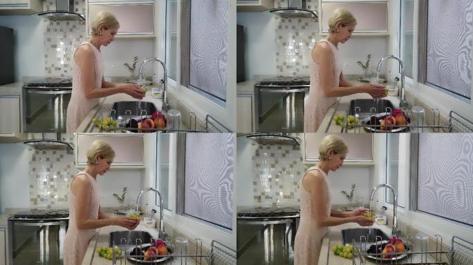 在厨房洗水果的女人