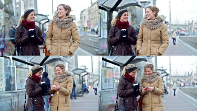 两名妇女在铁路站台上行走和交谈
