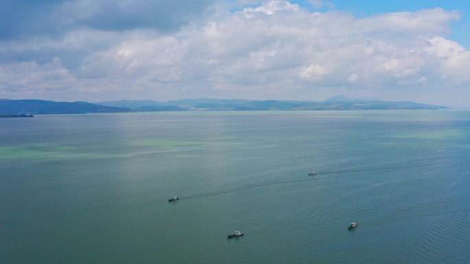 风平浪静的湖面行驶的船