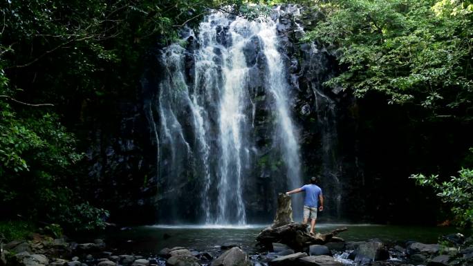 瀑布人瀑布山泉水原始森林