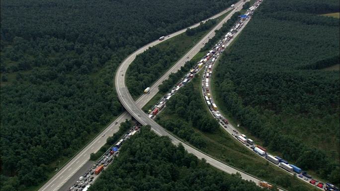 德国下萨克森州E-鸟瞰48号路口交通堵塞