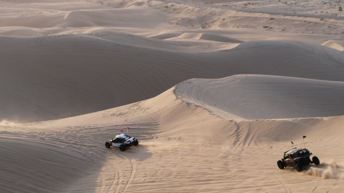 驾驶沙丘车穿越沙漠