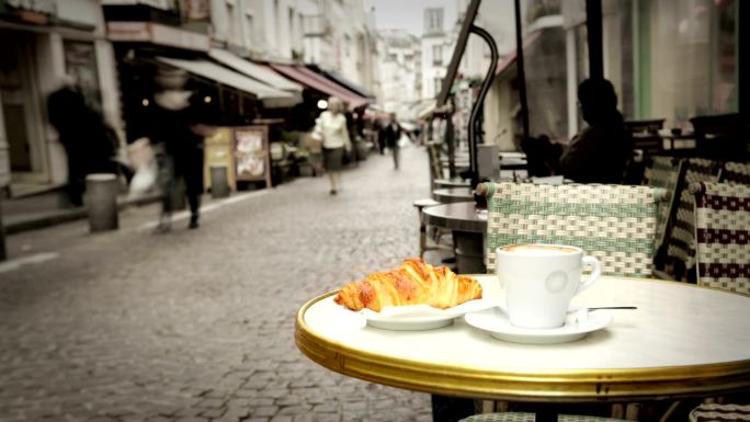 巴黎人咖啡馆人流穿行车流路口商业繁华