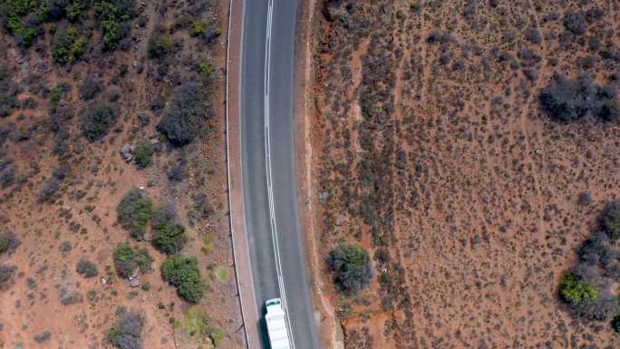 乡村沙漠公路车辆行驶高速开车交通山路车流