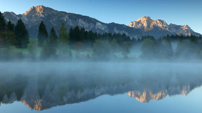 巴伐利亚湖上宁静的秋景