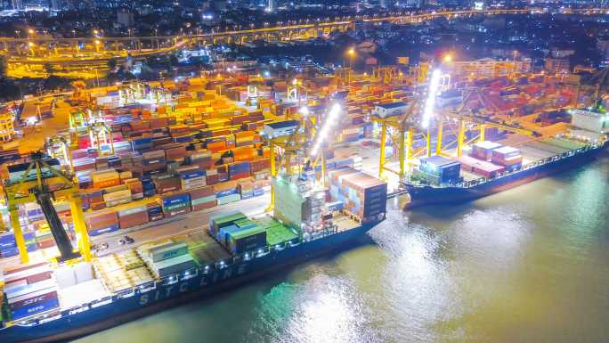 东南亚工业港集装箱船