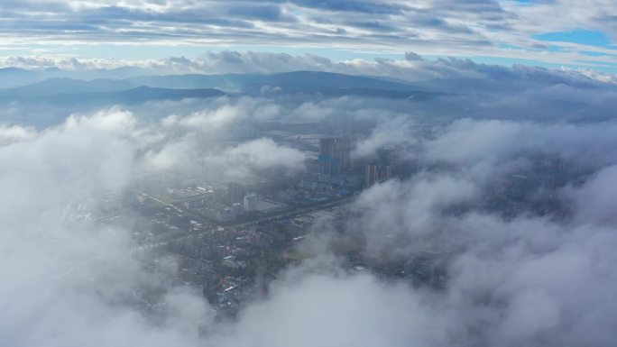平流雾下的城市