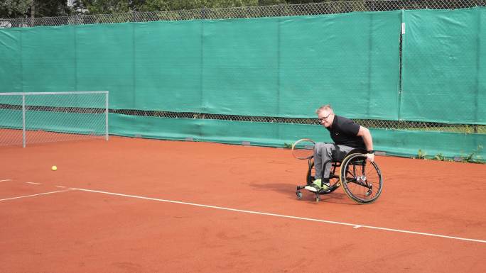 坐轮椅的男子打网球，战胜逆境