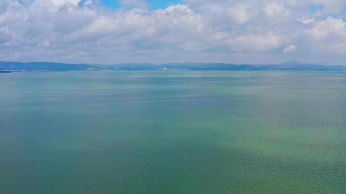 风平浪静的湖面行驶的船