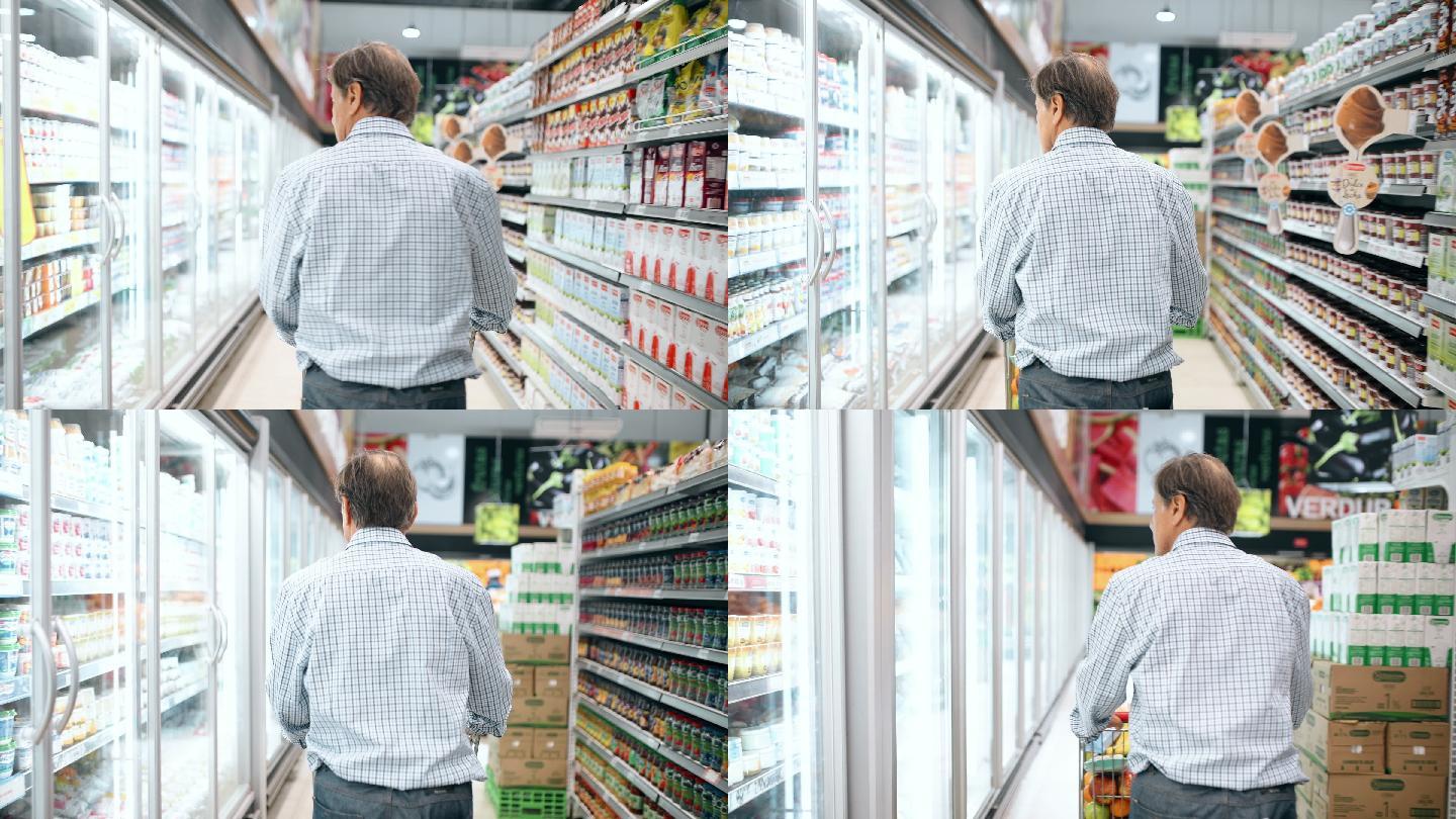 老年人在超市购物国外商场外国人买菜消费