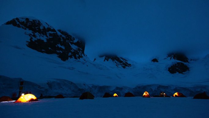 在南极洲的冰川上露营
