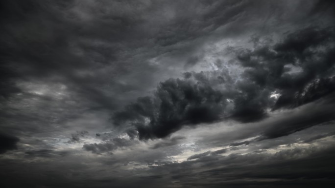 暴风雨般的天空流逝