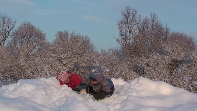 冬天孩子们在雪中玩耍