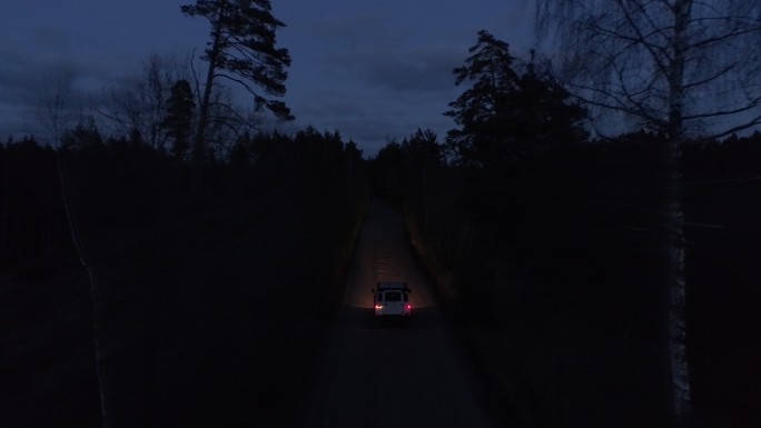 夜间驾驶的空中无人机拍摄