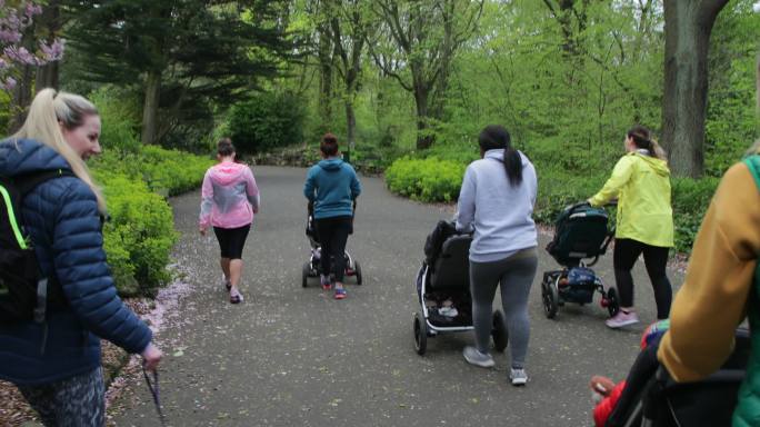 母亲与孩子一起在健身训练营行走