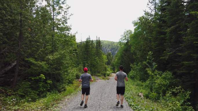 男子在森林中奔跑运动健身锻炼有氧慢跑越野