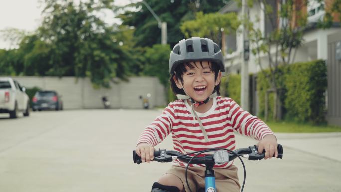 戴自行车头盔的孩子。