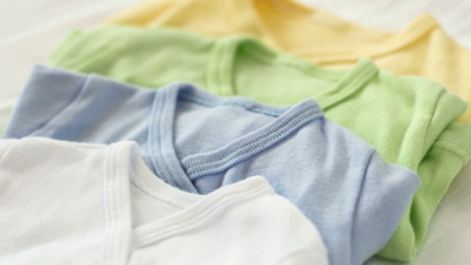 抚摸婴儿衣服的手纯棉衣物特写