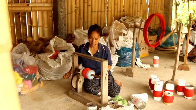 在乡村纺织厂工作的妇女